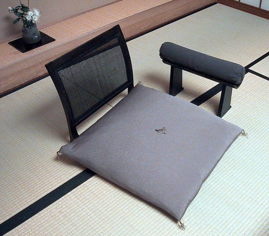zabuton, futon, traditional japanese house