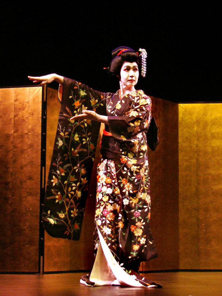 susohiki, hikizuri, japanese kimono