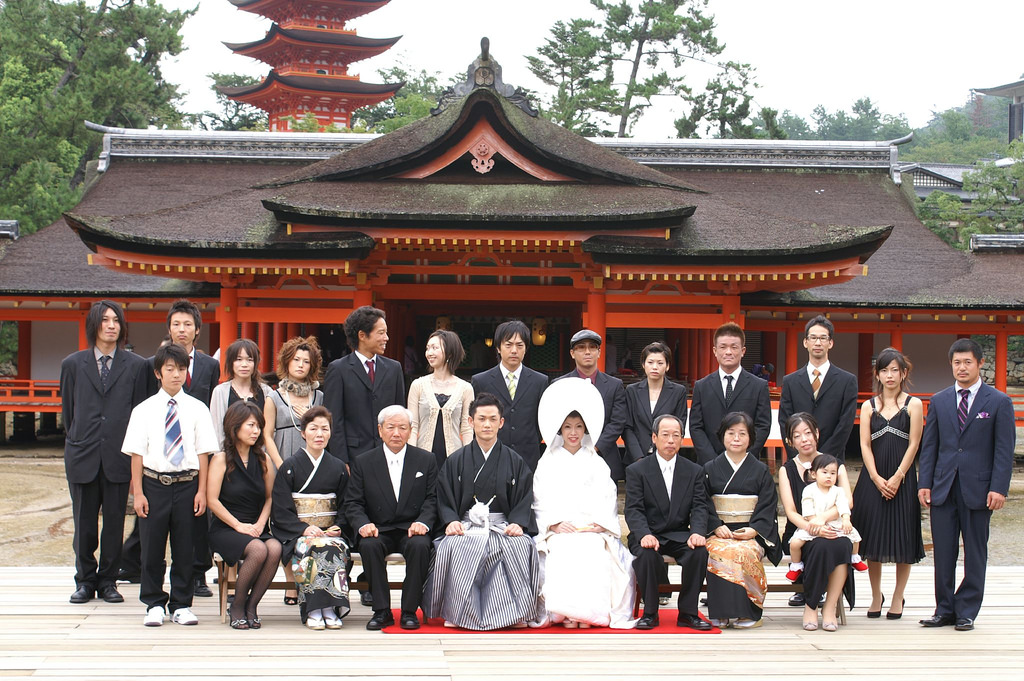 Семья культурное наследие. Японская свадьба в синтоистском храме. Свадебные обряды в Японии. Свадебные церемонии Японии традиционная. Свадебная церемония в Японии.